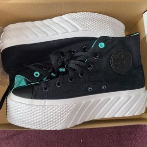 Selling these cute converse platforms .